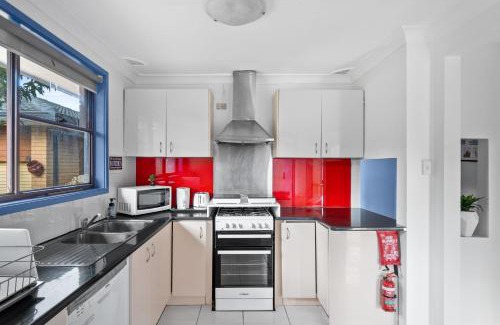 Marayong House | Luxe Double Room - Nearby Stations & Eateries - Shared Bathroom