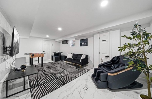 Bayonne House | Luxe Duplex Near NYC | Sleeps 27 | 20 Min to NYC