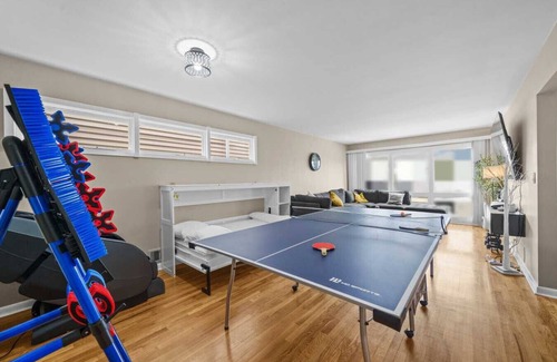 Bayonne House | Luxe Duplex Near NYC | Sleeps 27 | 20 Min to NYC
