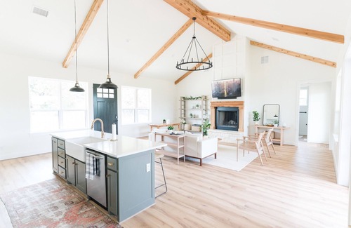 Glen Rose House | Luxe Farmhouse | Fossil Rim | Dino Valley | Tesla + EV Charging