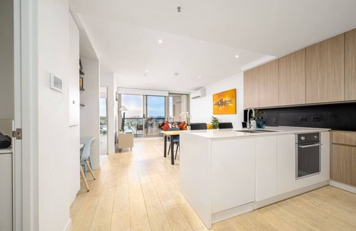 Flemington Apartment | Luxe Flemington Cityscape views Pool Gym Parking