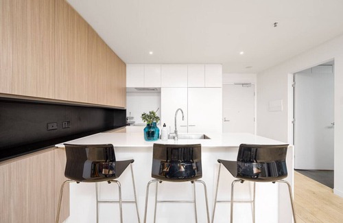 Flemington Apartment | Luxe Flemington Cityscape views Pool Gym Parking