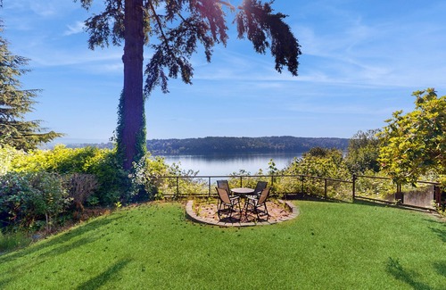 Lake Forest Park House | Luxe Home with patio & Cascade Mountain & lake views