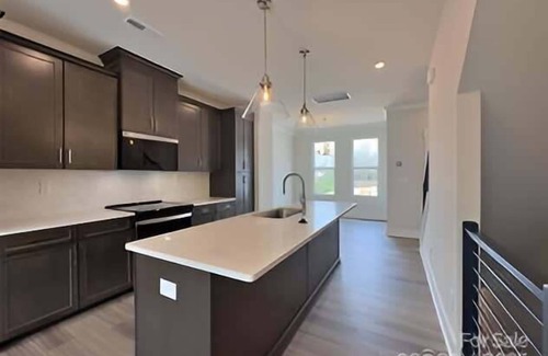 Charlotte House | Luxe King 3BR Townhouse Mins to Uptown CLT!
