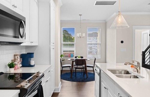 Charlotte House | Luxe King 3BR Townhouse Mins to Uptown CLT!