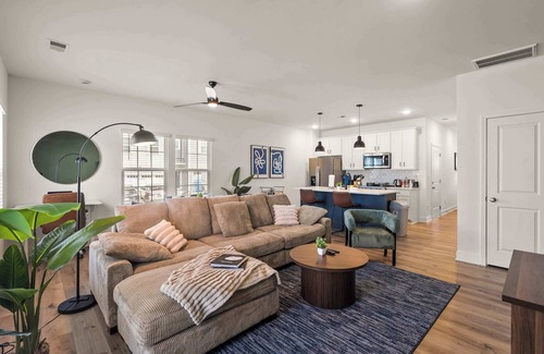 Paw Creek House | Luxe King 3BR Townhouse Mins to Uptown Charlotte NC!