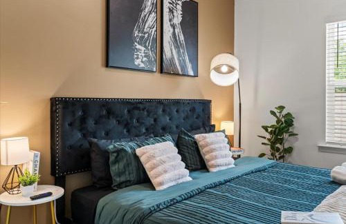 Paw Creek House | Luxe King 3BR Townhouse Mins to Uptown Charlotte!