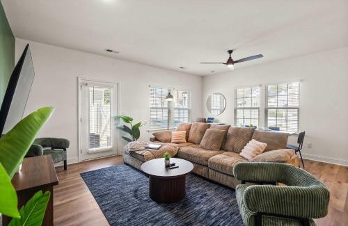 Paw Creek House | Luxe King 3BR Townhouse Mins to Uptown Charlotte NC