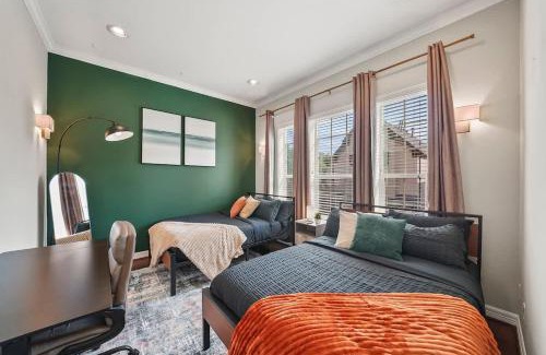 Spring Shadows House | Luxe King 5BR Retreat with Fire Pit near Energy Corridor