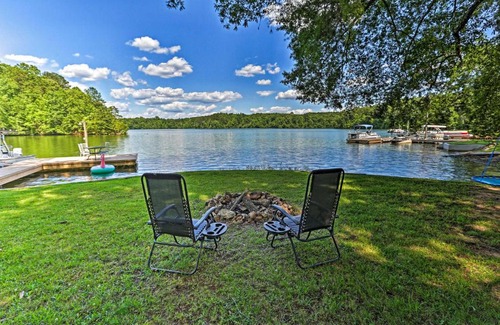 Alexander City House | Luxe Lake Martin Cabin with Dock Boat and Hike!