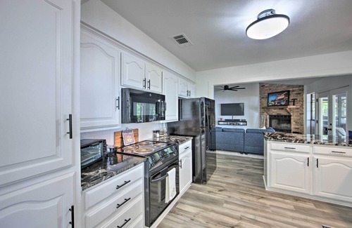 Flint House | Luxe Lakehouse w/Sunset Views on Lake Palestine!