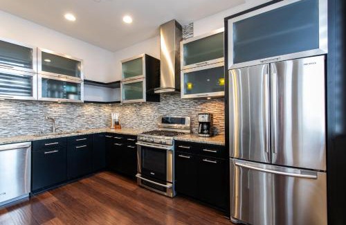 Downtown Louisville Apartment | Luxe Louisville Condo~King BR~Near YUM Center