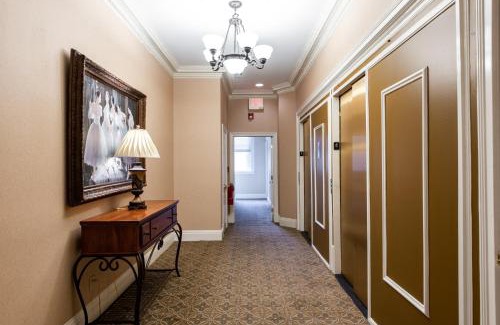 Downtown Louisville Apartment | Luxe Louisville Condo~King BR~Near YUM Center