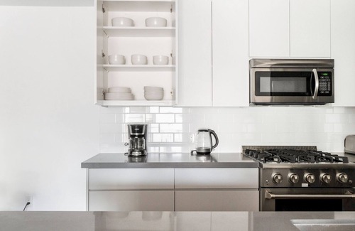 Sharon Heights Apartment | Luxe Menlo Park 1BR w/Pool, Tennis & A/C, nr Shopping, by Blueground