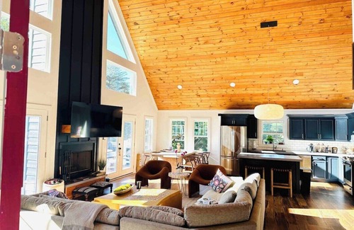 Dahlonega House | Luxe Modern Cabin Perched in Dahlonega Forest