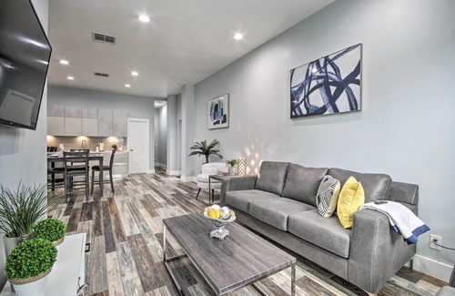 Uptown Apartment | Luxe, Modern Houston Apt - 1 Mile to The Galleria!