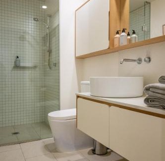 Doncaster House | Luxe Modern I OPP Westfield I Pool I Gym I CarPark