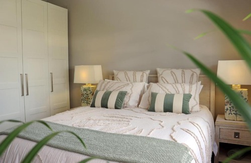 Wollongong CBD Apartment | Luxe Newly Renovated 2 Bed Unit - WALK TO BEACH