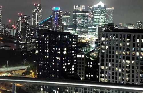Canning Town South Apartment | Luxe Penthouse with Free Parking