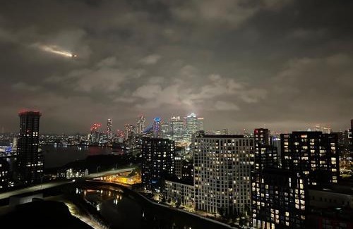 Canning Town South Apartment | Luxe Penthouse with Free Parking