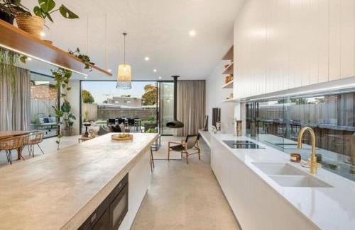 Flinders House | LUXE Poolside living, in the heart of Flinders