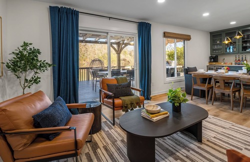 Greenville - Spartanburg House | Luxe Private Lakefront- Heated Swimspa, Pickleball/Basketball, Kayaks, Gameroom