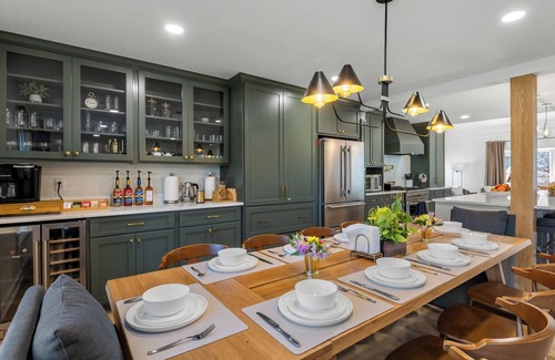 Greenville - Spartanburg House | Luxe Private Lakefront- Heated Swimspa, Pickleball/Basketball, Kayaks, Gameroom