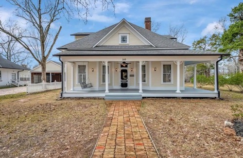 Hemphill House | Luxe Private Room in Historic Hemphill Manor!