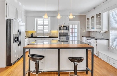 Killen House | Luxe Private Waterfront Getaway in Killen!