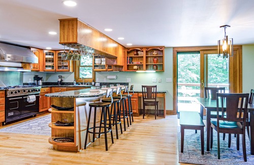Quechee Cabin | Luxe Quechee home on quiet road - chef’s kitchen, two-car garage, screened porch