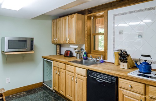 Quechee Cabin | Luxe Quechee home on quiet road - chef’s kitchen, two-car garage, screened porch