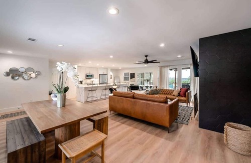 West Oak Hill House | Luxe Ranch Life-Heated Pool+Spa. 10 Min Downtown!