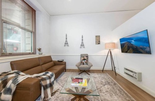 Docklands Apartment | Luxe Resort Apt w Pool Car Park on Spencer