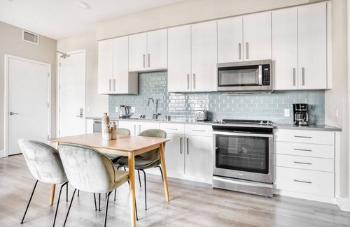 San Carlos Apartment | Luxe San Carlos 2BR w/Gym, Pool & BBQ, walk to Caltrain, by Blueground