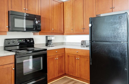 San Jose Apartment | Luxe San Jose 1BR w/Gym, Pool, W/D, walk to WF + Caltrain, by Blueground