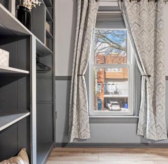 Detroit - Shoreway Apartment | Luxe Suite with Pool Table, King Bed, 3 TVs, & Free Parking