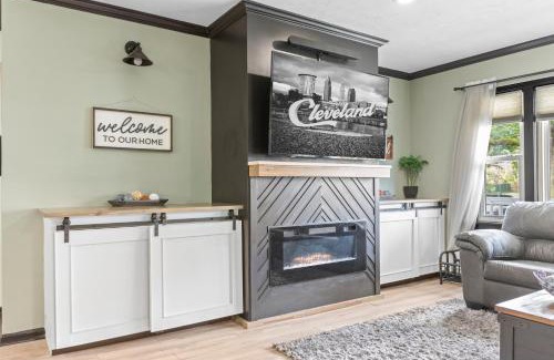 Detroit - Shoreway Apartment | Luxe Suite with Pool Table, King Bed, 3 TVs, & Free Parking