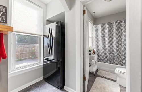 Detroit - Shoreway Apartment | Luxe Suite with Pool Table, King Bed, 3 TVs, & Free Parking