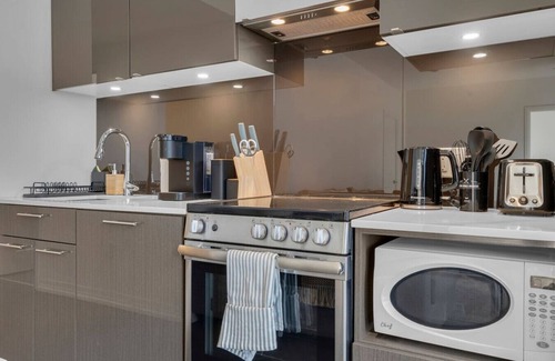 Garden District Hotel | Luxe Suites - Eaton Centre/Dundas Square