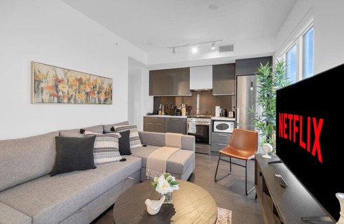 Garden District Hotel | Luxe Suites - Eaton Centre/Dundas Square