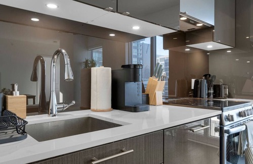 Garden District Hotel | Luxe Suites - Eaton Centre/Dundas Square