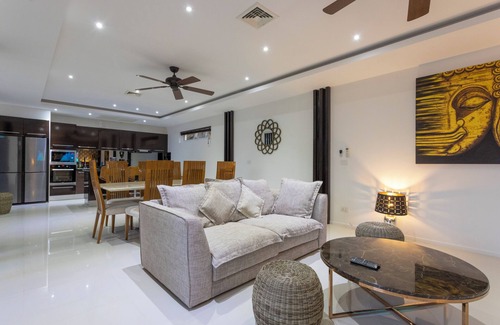 Chalong Villa | Luxe Villa Sea View Jacuzzi Pool V179