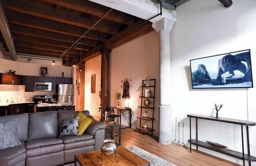 Near South Side Apartment | Luxéry Stay "Game of Thrones" Downtown/McCormick/WinTrust Area