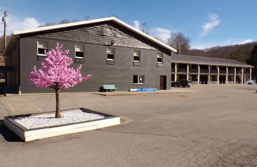 Leadsville Hotel | Luxor Inn & Suites, a Travelodge by Wyndham