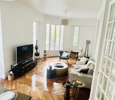 Musicians Quarter Apartment | Luxueux Appartement 115m2, 3 Chambres centre ville avec parking à 5 min plage -climatisation