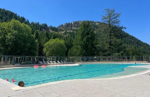 Isola Apartment | Luxueux appartement au centre, 2 chambres, commerces et pistes à pieds, vue panoramique terrasse ensoleillée, parking, prestations haute qualité