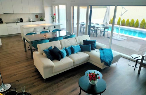 Lagoa de Albufeira House | Luxuosa Casa de Praia a 40 Minutos de Lisboa