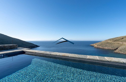 Kea Villa | Luxurios Villa Helios with a swimming pool and direct access to a sandy beach.