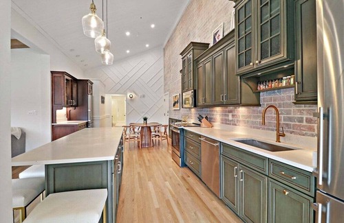 Fontana-on-Geneva Lake Condo | Luxurious Condo Experience |Lakeside Villa |Pool |Expansive Walk-Out Balcondy |King Suite |Fireplace