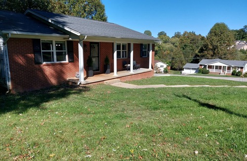 Ashley Oaks House | ⭐ Luxurious 1 Bed 1 Bath Suite in West Knoxville ⭐